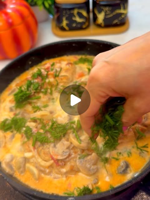 Куриная грудка под грибным соусом