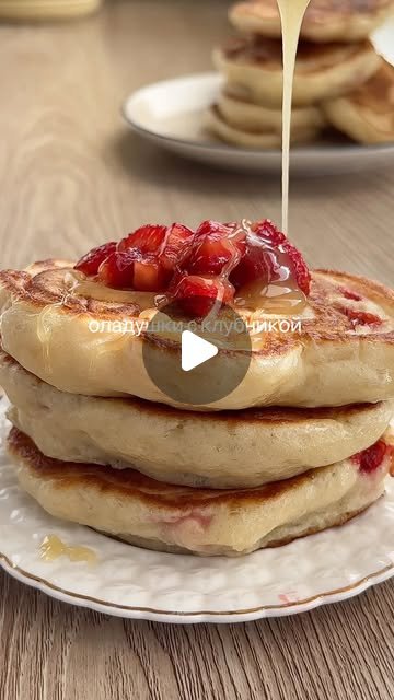 Оладьи с кусочками клубники