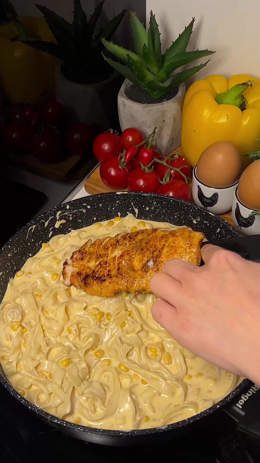 Паста Альфредо з куркою та кукурудзою